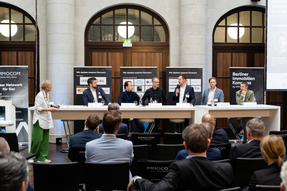 Das Panel zum Thema Office beim Berliner Immobilienkongress. Copyright: IMMOCOM