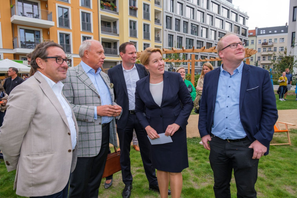 Einweihung mit (v.l.): Michael Staudinger (Vorstand BAUWERT Aktiengesellschaft), Dr. Jürgen Leibfried (Vorstand BAUWERT Aktiengesellschaft), Ulrich Schiller (Geschäftsführer HOWOGE), Dr. Franziska Giffey (Bundesfamilienministerin) und Sven Heinemann (MdA). Copyright: BAUWERT AG